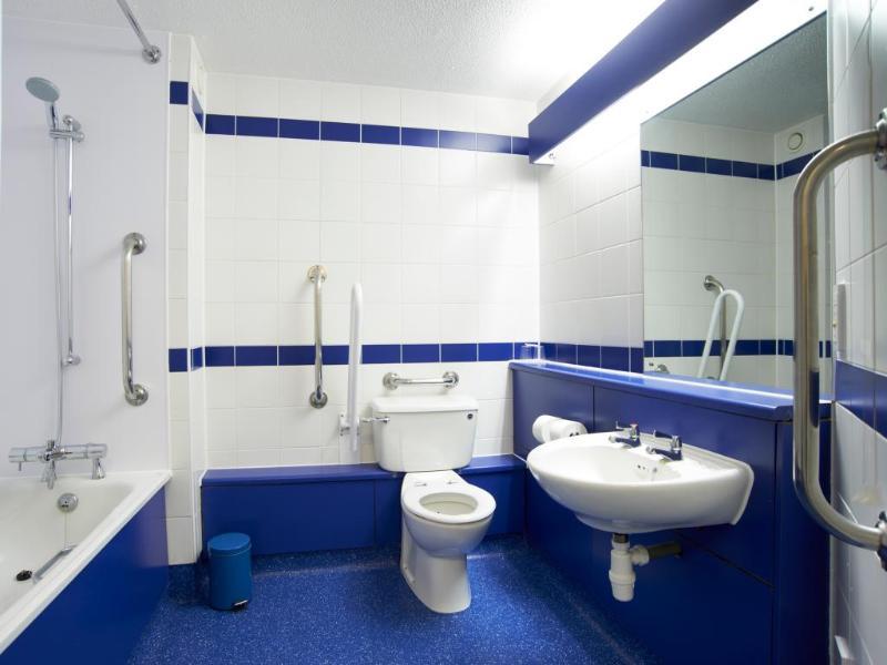 Travelodge London Raynes Park Exterior photo