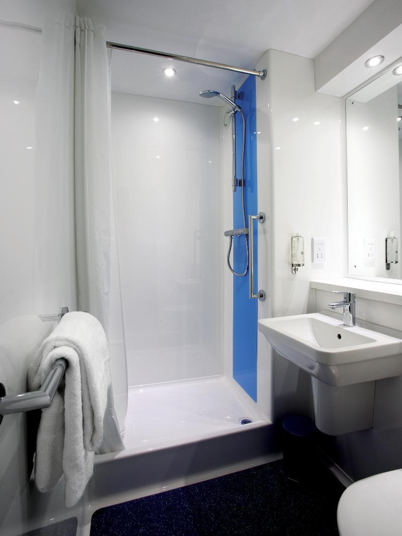 Travelodge London Raynes Park Exterior photo