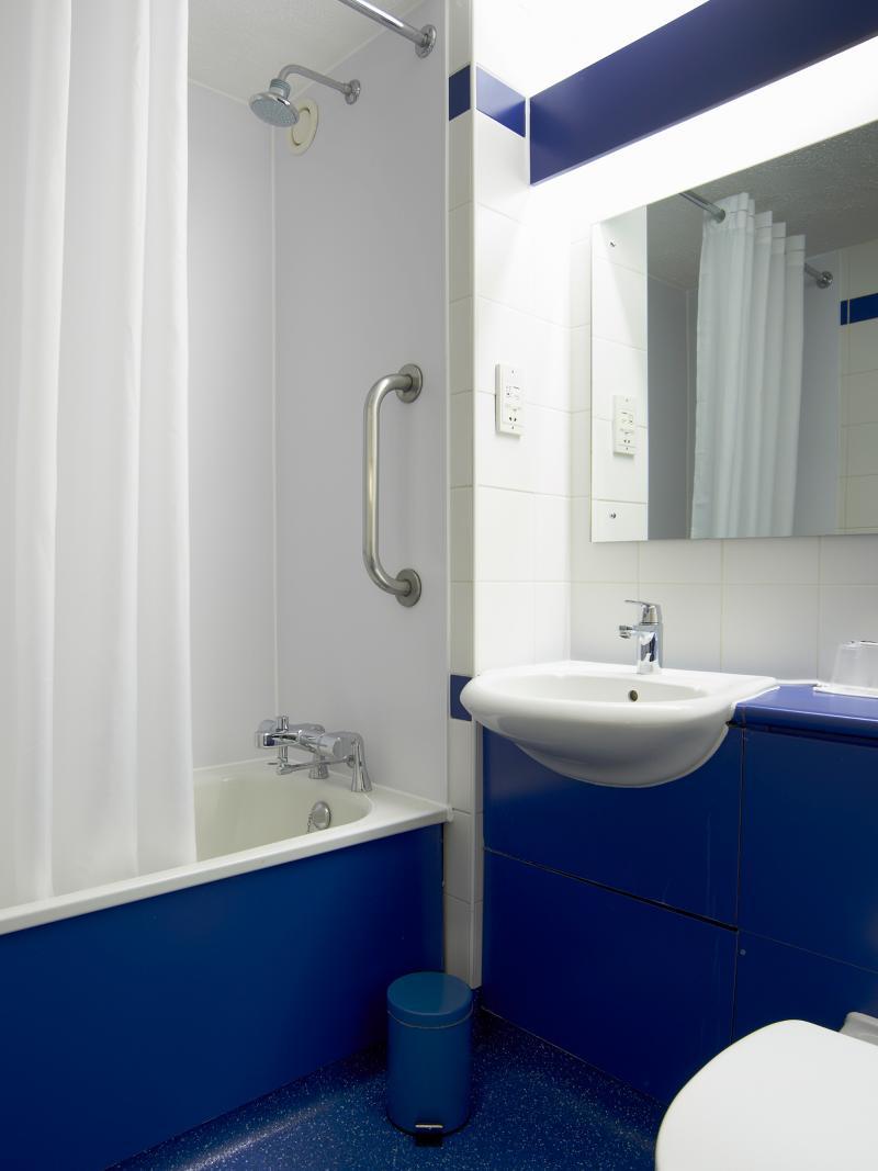 Travelodge London Raynes Park Exterior photo